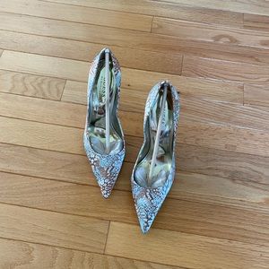 CLEARANCE! Guess blue/tan floral pumps